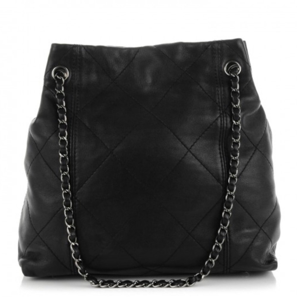 CHANEL
Lambskin Soft Touch Shoulder Bag
Black